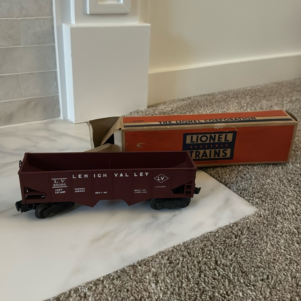 lionel electric trains  number 6456 red color way hopper car